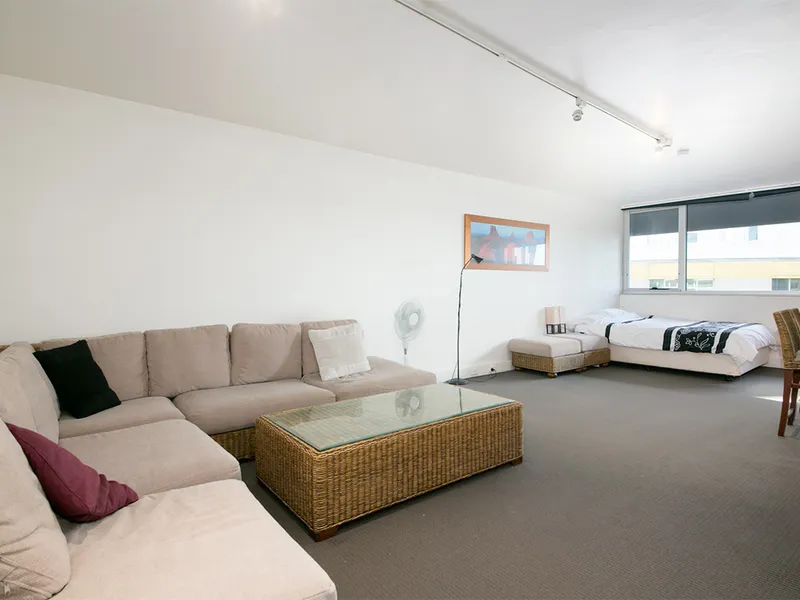 FANTASTIC CENTRAL LOCATION - FULLY FURNISHED STUDIO WITH CAR PARK