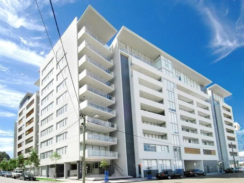 Ultra-spacious 1 bedroom plus study room apartment in the heart of Rockdale