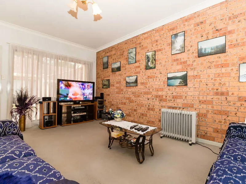 Well Maintained 2 Bedroom Villa, Split System Air, Great Location!