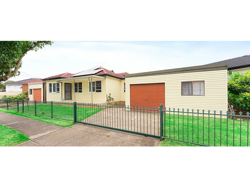 Wide Frontage and Renovate 4 Bedrooms Modern Home & Only 5 Minutes Walk To Station