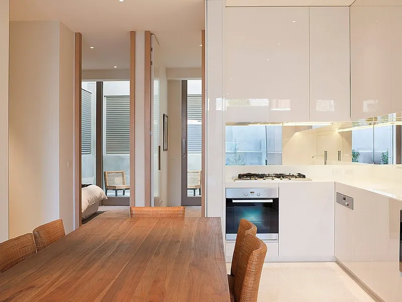 STYLISH LIGHT FILLED THREE BEDROOM APARTMENT