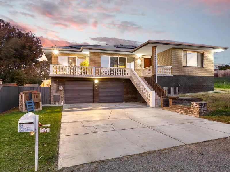 LARGE FAMILY HOME ON TOP OF THE HILL!!