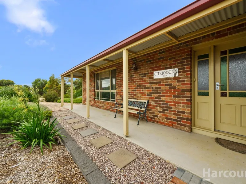 Tranquil Living close to town!