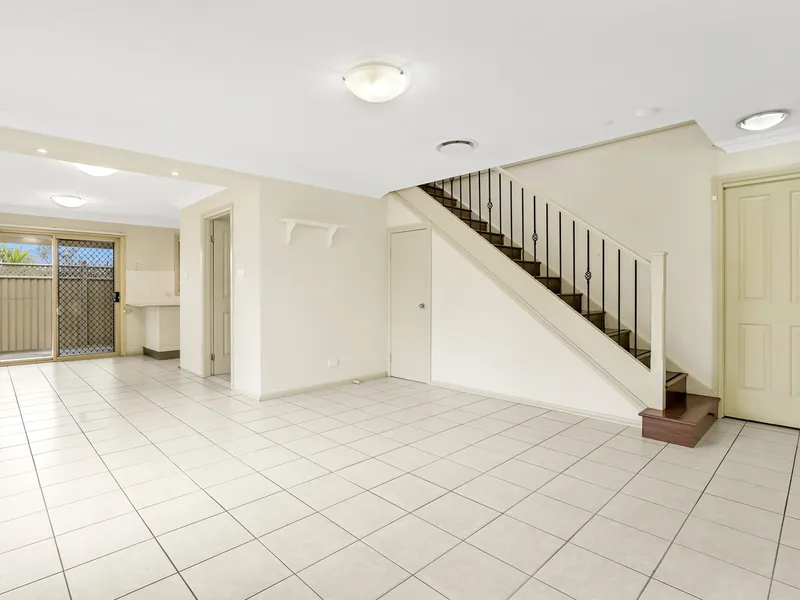 IMMACULATE TOWN HOUSE IN THE HEART OF ROOTY HILL!