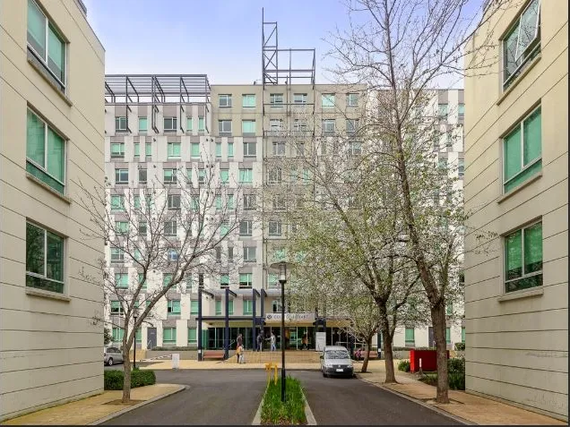 Large One Bedroom Apartment in Carlton