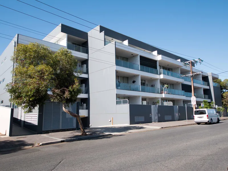 **SECURE**LARGE APARTMENT**PARKLAND VIEWS**