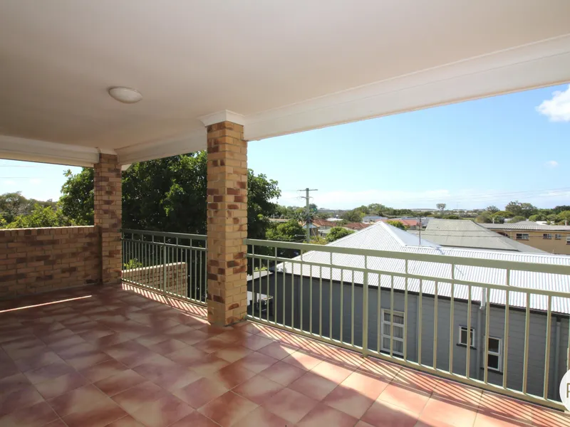 ENTERTAINERS DELIGHT.. FOUR BALCONIES.. BREEZY AND SPACIOUS!   B/L