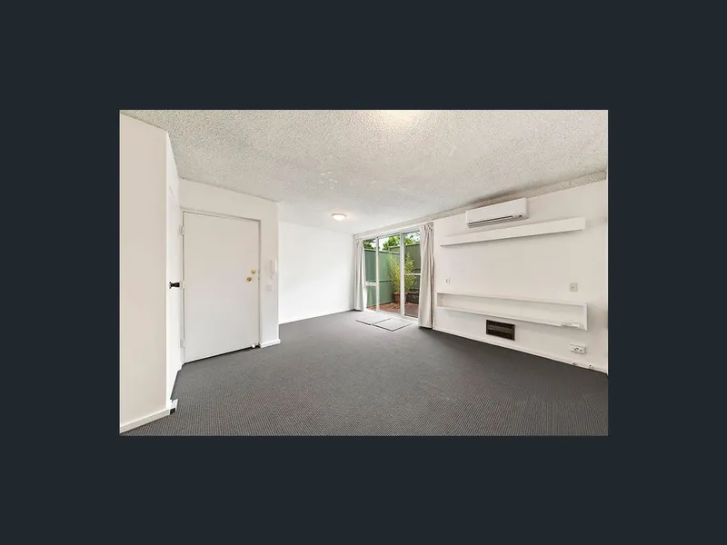 2 BEDROOM APARTMENT WITH COURTYARD RIGHT ON RICHMOND HILL!