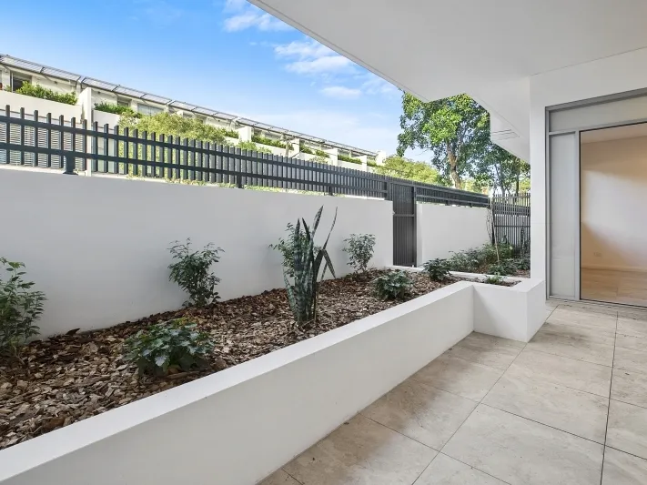 EXECUTIVE GARDEN APARTMENT WITH PRIVATE ACCESS ( PET FRIENDLY)