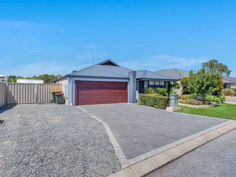 BIG MODERN HOME WITH SIDE ACCESS!