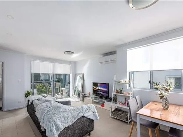 LIGHT FILLED SPACIOUS APARTMENT CLOSE TO BOND UNI