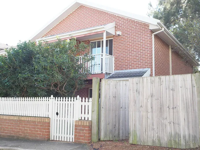 Unbeatable Location - Well appointed 2 bedrooms Townhouse !!