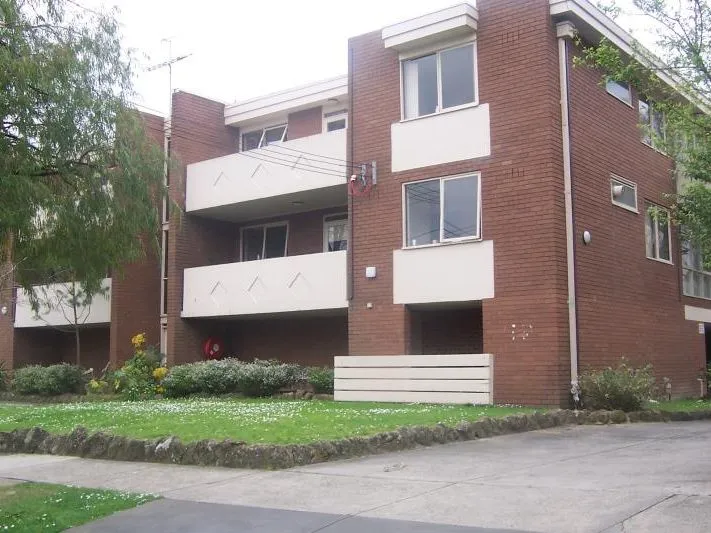 Bright second floor apartment in the heart of Box Hill