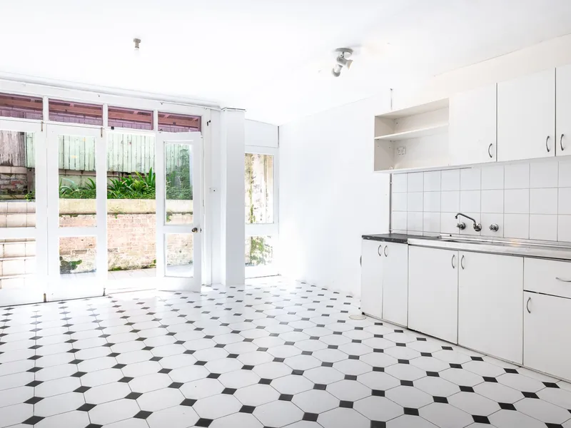 AFFORDABLE OPEN PLAN STUDIO WITH PRIVATE COURTYARD