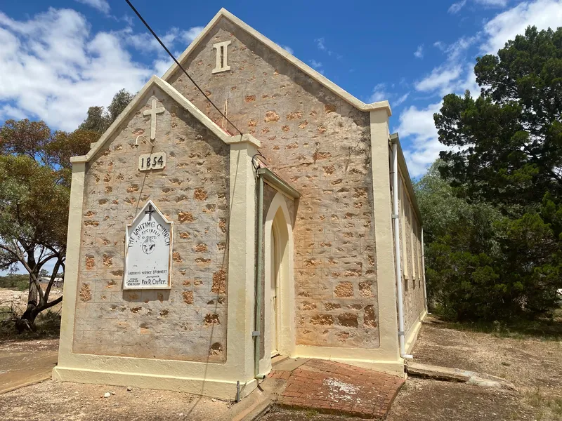Solid, historic church built in 1854. Excellent condition for its 167 years. Large block of 940 m2 (approx.).