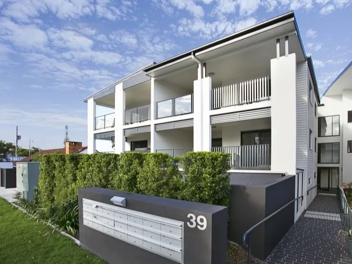 Stunning Two Bedroom Apartment Conveniently Located!