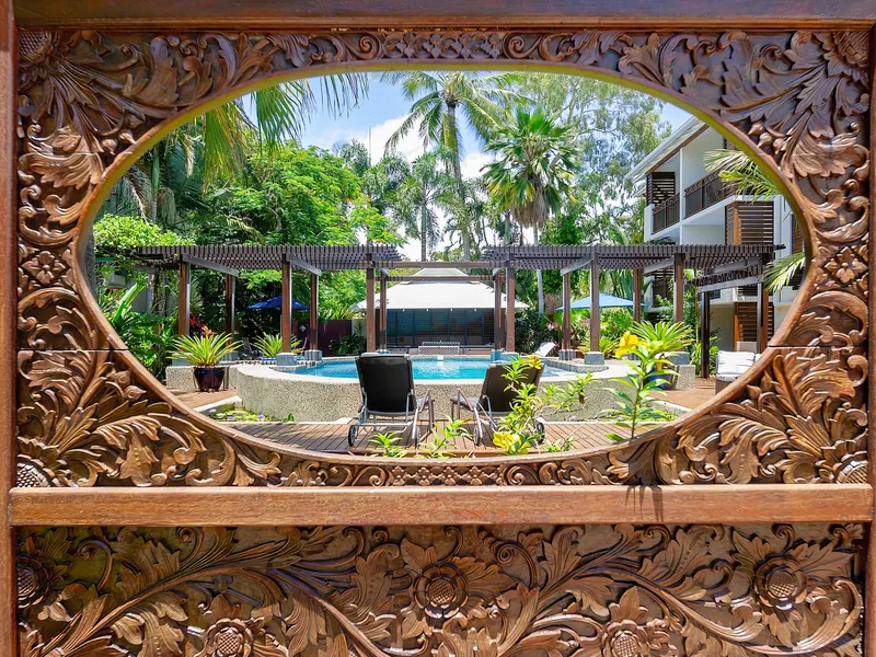 GREAT RETURNS FOR STUNNING 1 BED GRND FLR - PRIVATE AND CLOSE TO TOWN AND BEACH