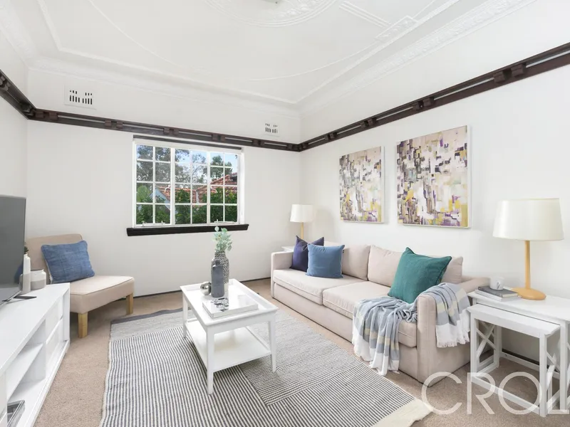 Charming Two Bedroom Art-Deco Apartment