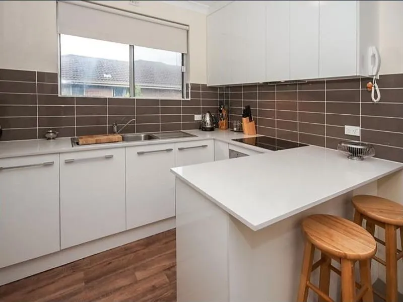 FRESHLY PAINTED 2 BEDROOM APARTMENT WITH LOCK UP GARAGE