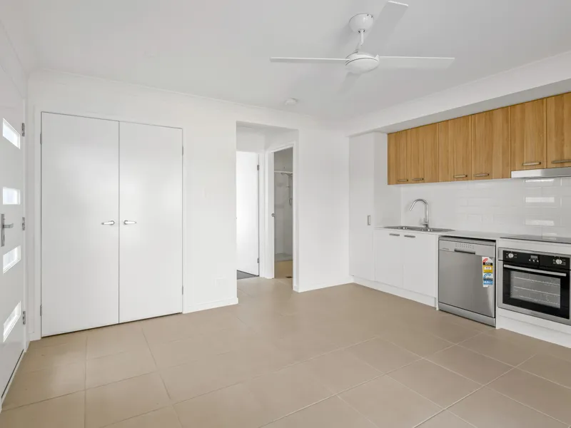 NEAR NEW, NEAT AND TIDY 2 BEDROOM UNIT WITH AIR CON!!