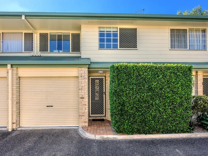 PRIVATE & SECURE IN THE HEART OF BOOVAL