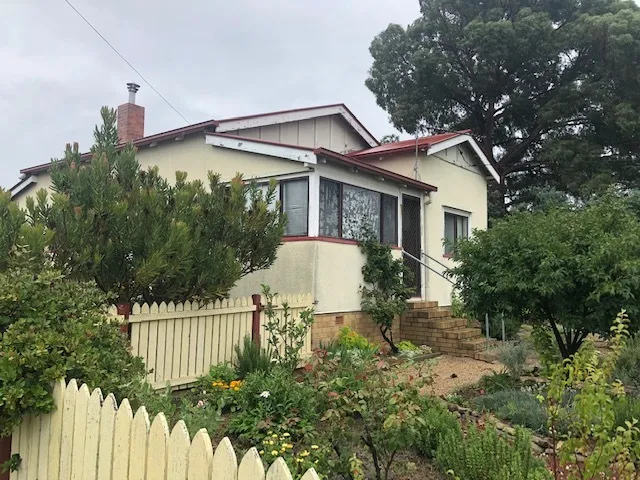 CHARMING COTTAGE IN GARDEN SETTING