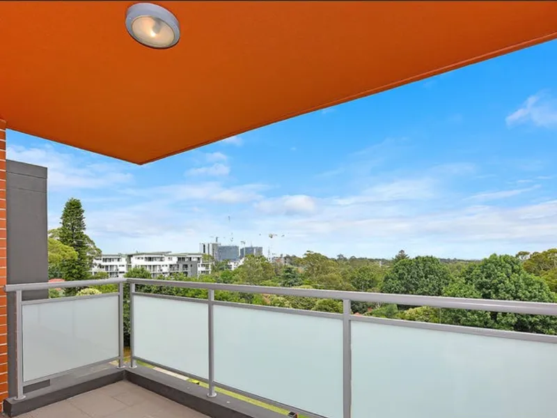 Best Distant Views Large 1-Bed Modern Apartment with 2 Car Spaces