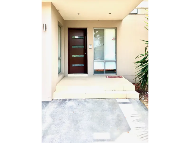 Walk to the Station, Shops 