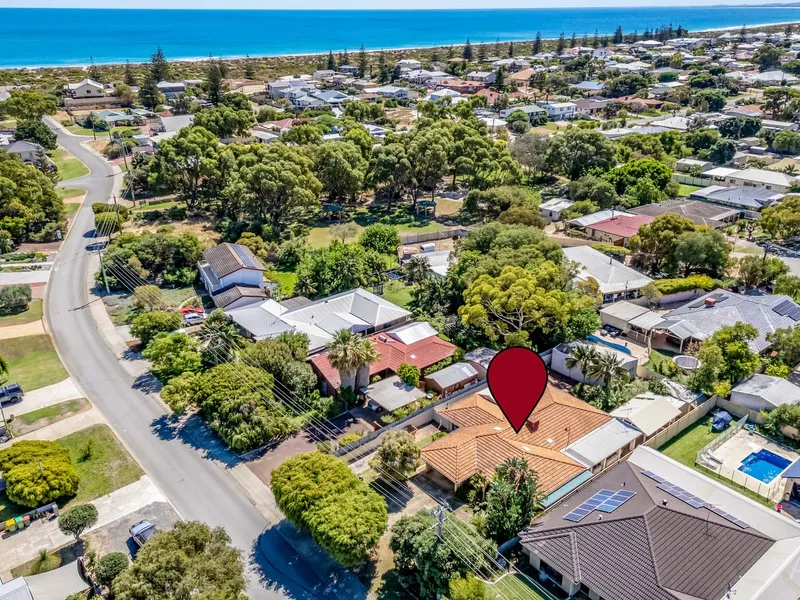 COASTAL LIFESTYLE AWAITS