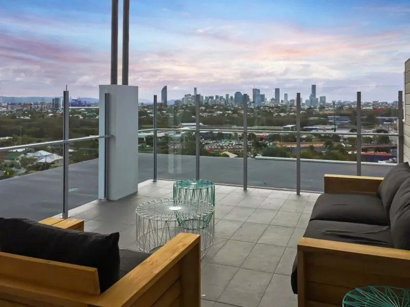 APARTMENT WITH ROOFTOP POOL IN COORPAROO!