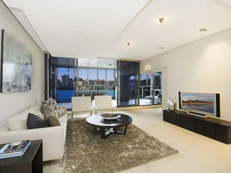 Spacious 3 bedroom Plus A Study Apartment with Lavender Bay View