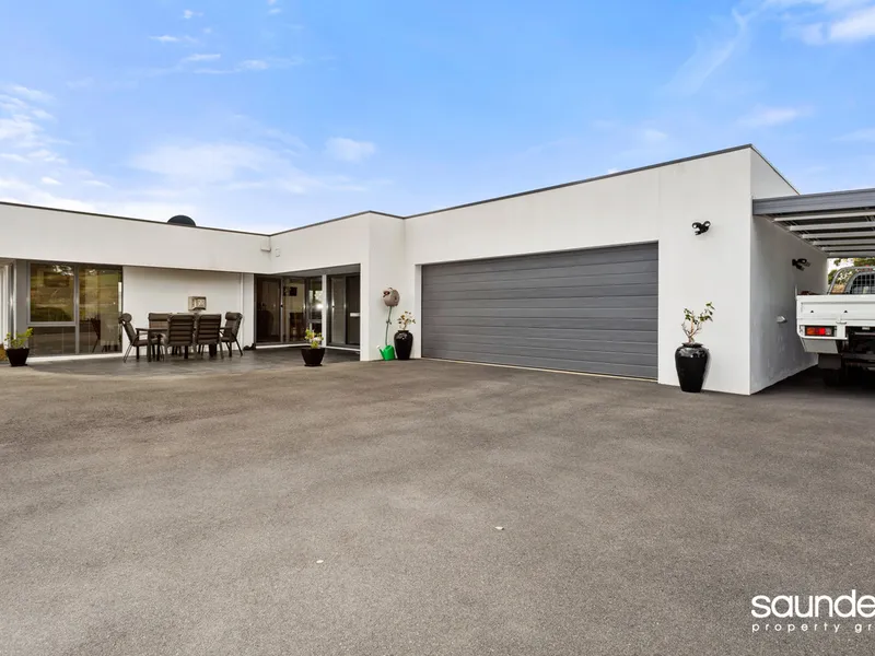 STREAMLINE LIVING WITH SPACE AND SUN