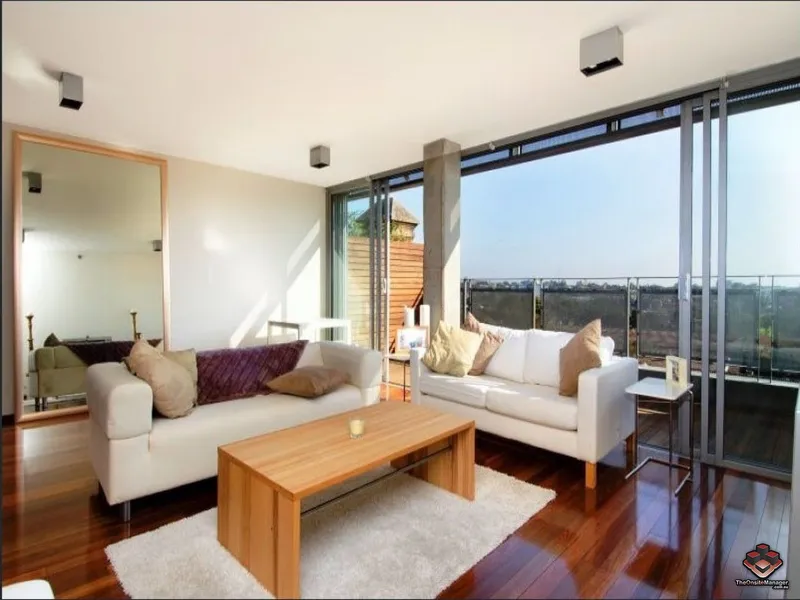 STUNNING PENTHOUSE APARTMENT WITH SUPERB AREA VIEWS