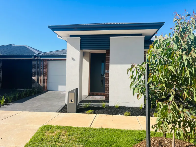 Stylish living in the Heart of Bonnie Brook!!