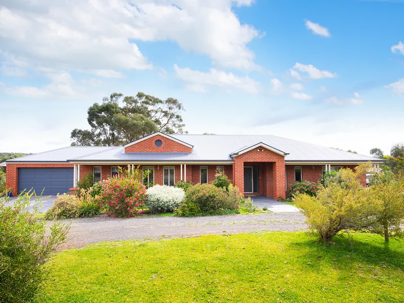 QUALITY COUNTRY LIVING IN TRANQUIL EMU CREEK -  3.9 HA  (9.63 Acres)