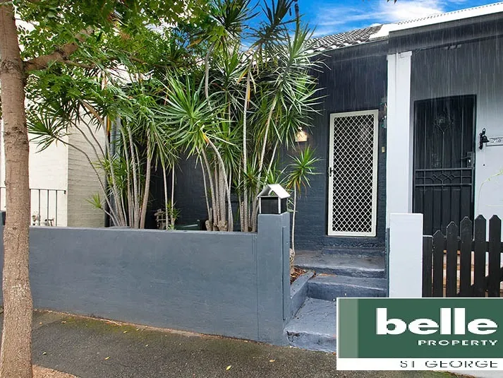 STUNNING SEMI LOCATED IN THE HEART OF NEWTOWN!!