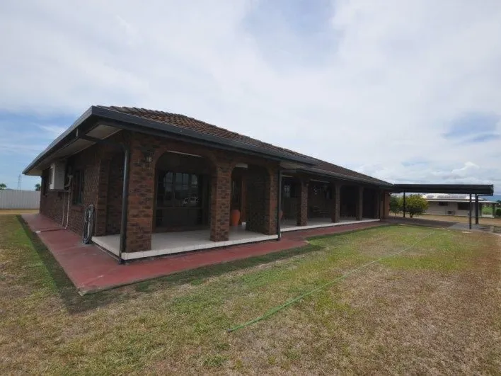 Five bedroom  family home on 1693m2. Minutes to town.