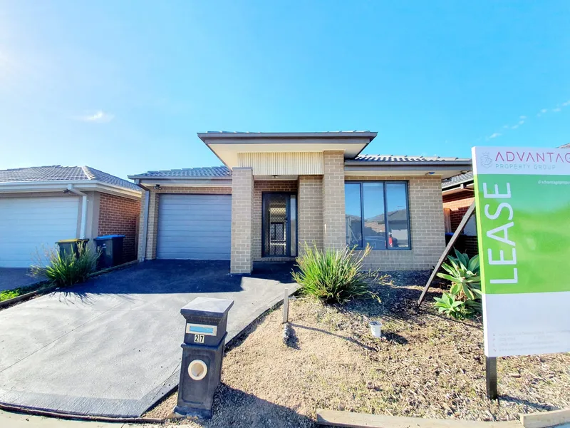 Beautiful Home MINUTES FROM SCHOOLS! One of the Most Sought After Pockets of Tarneit! *** PRIVATE INSPECTIONS AVAILABLE - PHONE 0420 765 539 ***