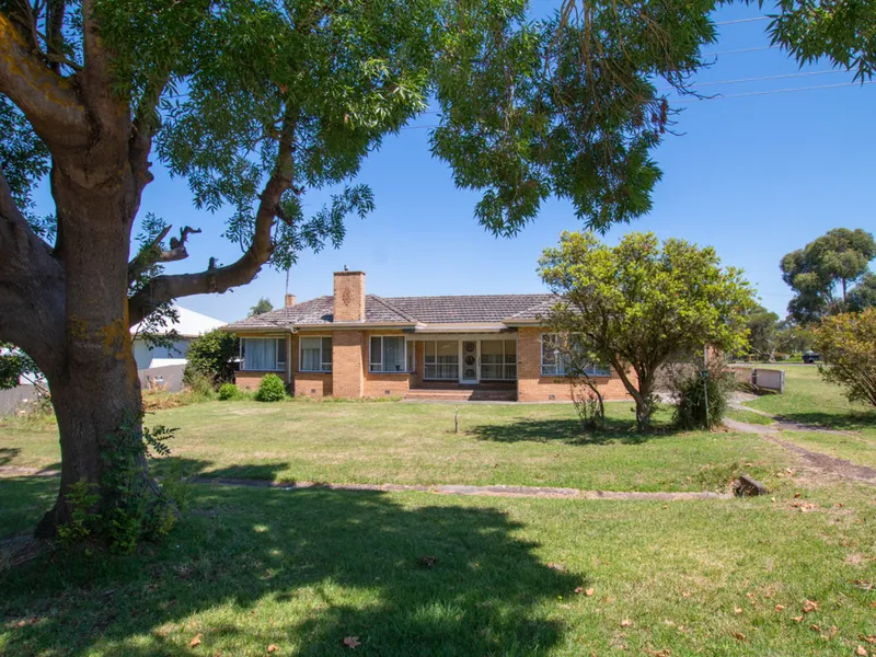LARGE HOME IN MORTLAKE