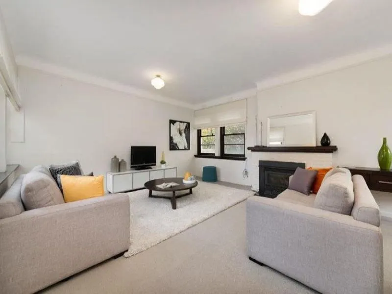 SPACIOUS 2 BEDROOM ART DECO APARTMENT IN THE HEART OF EAST MELBOURNE, WITH OFF STREET PARKING, COURTYARD & HEATING/COOLING