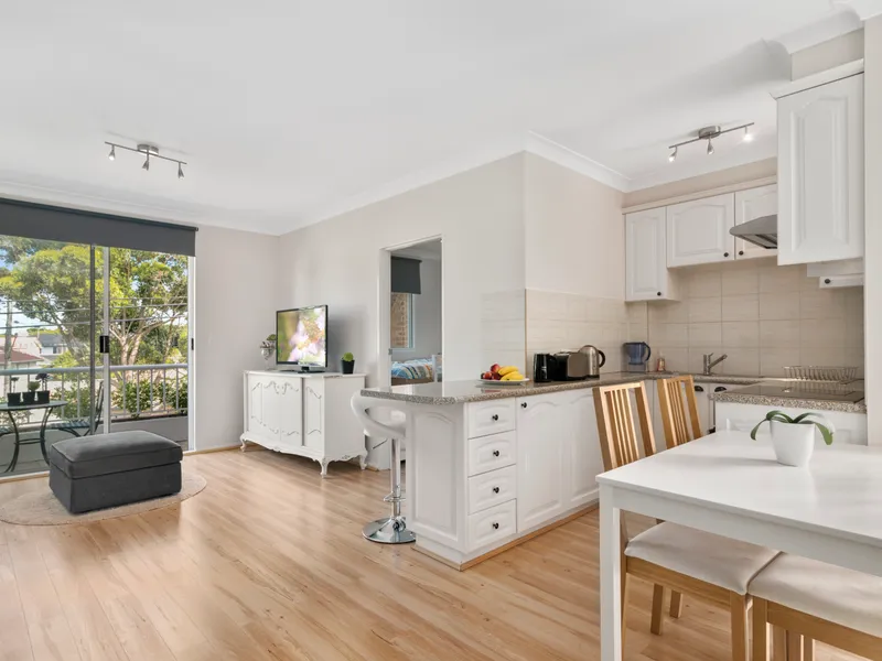 CHARMING TOP FLOOR ONE BEDROOM APARTMENT