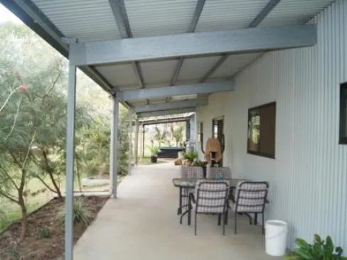 A Country life style only 20 minutes to Rockhampton round about and surrounded by mountain views