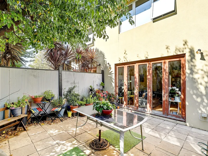 A QUALITY PRIVATE SUNLIT URBAN OASIS   