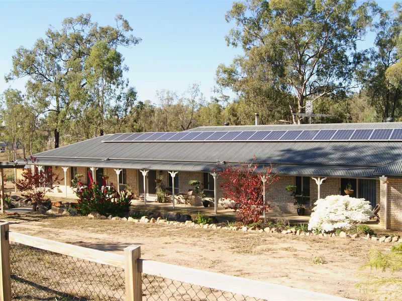 Large Family Home Set On 5ac Just Mins From Town