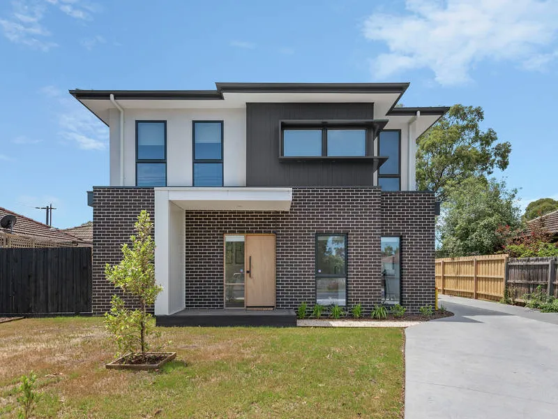 STYLISH AND ARCHITECTURALLY DESIGNED TOWNHOUSE