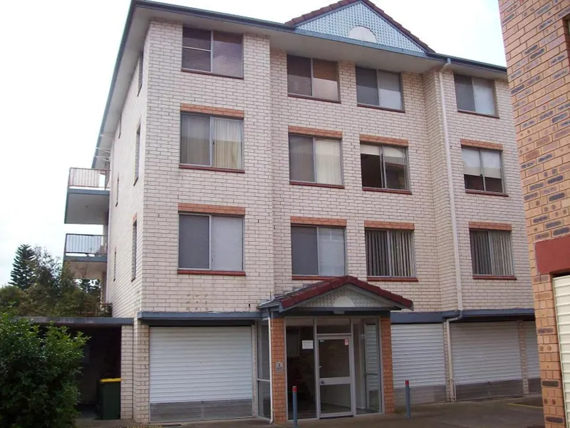 WELL PRESENTED 2 BEDROOM UNIT WITH PARK AND RIVER VIEWS! 