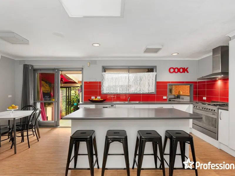 FAMILY LIVING IN PARKSIDE LOCALE (818Sqm approx.)