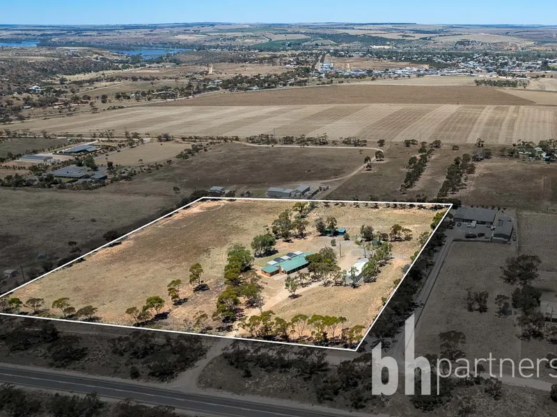 Unique Family Home on Acres - Bring your Horse!