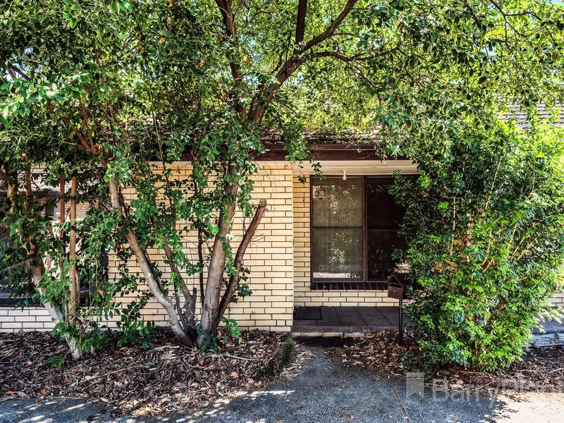 STYLISH RENOVATED UNIT IN THE PRIME CHELTENHAM LOCATION