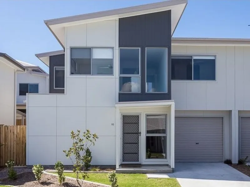 AVAILABLE 7TH MARCH 2022 - 3 BEDROOM 2.5 BATHROOMS AIR-CONDITIONED MODERN TOWNHOUSE!